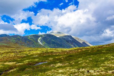 İskandinavya 'daki Rondane Ulusal Parkı Ringbu Innlandet Norveç' te el değmemiş doğa nehirleri, kayalar ve göller ile güzel bir dağ manzarası..