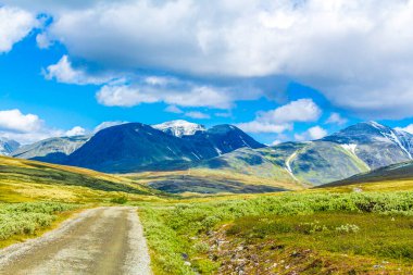 Dokunulmamış doğa nehirleri, kayalar, kayalar ve patika yolu İskandinavya 'daki Rondane Ulusal Parkı Ringbu Innlandet Norveç' te..