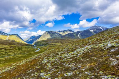 İskandinavya 'daki Rondane Ulusal Parkı Ringbu Innlandet Norveç' te el değmemiş doğa nehirleri, kayalar ve göller ile güzel bir dağ manzarası..