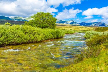 İskandinavya 'daki Rondane Ulusal Parkı Ringbu Innlandet Norveç' te el değmemiş doğa nehirleri, kayalar ve göller ile güzel bir dağ manzarası..