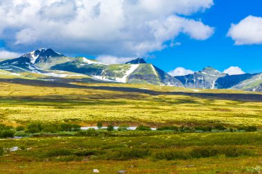 İskandinavya 'daki Rondane Ulusal Parkı Ringbu Innlandet Norveç' te el değmemiş doğa nehirleri, kayalar ve göller ile güzel bir dağ manzarası..