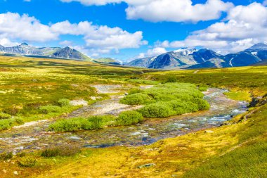 İskandinavya 'daki Rondane Ulusal Parkı Ringbu Innlandet Norveç' te el değmemiş doğa nehirleri, kayalar ve göller ile güzel bir dağ manzarası..