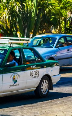 Puerto Escondido Oaxaca Meksika 27. Ocak 2023 Puerto Escondido Zicatela Oaxaca Meksika 'da yeşil renkli taksi..