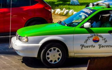 Puerto Escondido Oaxaca Meksika 25. Ocak 2023 Puerto Escondido Zicatela Oaxaca Meksika 'da yeşil renkli taksi..