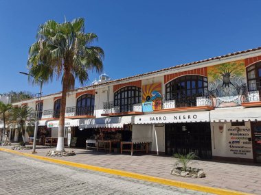 Puerto Escondido Oaxaca Meksika 2023 Avenida Del Morro turist sokağı Puerto Escondido ve Zicatela Oaxaca Meksika manzaralı manzara.