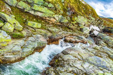 İskandinavya 'daki Rondane Ulusal Parkı Ringbu Innlandet Norveç' te nehir manzaralı uçurum ve şelale..