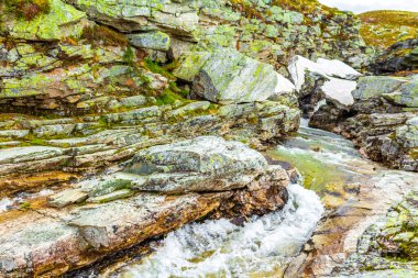 İskandinavya 'daki Rondane Ulusal Parkı Ringbu Innlandet Norveç' te nehir manzaralı uçurum ve şelale..