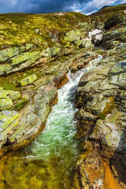 İskandinavya 'daki Rondane Ulusal Parkı Ringbu Innlandet Norveç' te nehir manzaralı uçurum ve şelale..