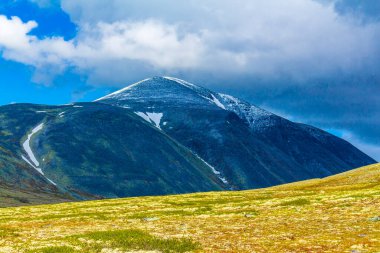 İskandinavya 'daki Rondane Ulusal Parkı Ringbu Innlandet Norveç' te el değmemiş doğa tepeleri ve kaya taşlarıyla güzel bir dağ manzarası..