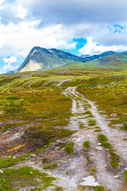 Dokunulmamış doğa nehirleri, kayalar, kayalar ve patika yolu İskandinavya 'daki Rondane Ulusal Parkı Ringbu Innlandet Norveç' te..