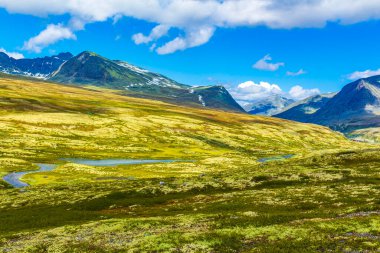 İskandinavya 'daki Rondane Ulusal Parkı Ringbu Innlandet Norveç' te el değmemiş doğa nehirleri, kayalar ve göller ile güzel bir dağ manzarası..