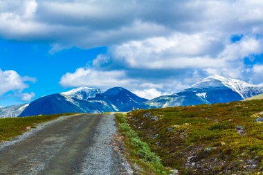 Dokunulmamış doğa nehirleri, kayalar, kayalar ve patika yolu İskandinavya 'daki Rondane Ulusal Parkı Ringbu Innlandet Norveç' te..