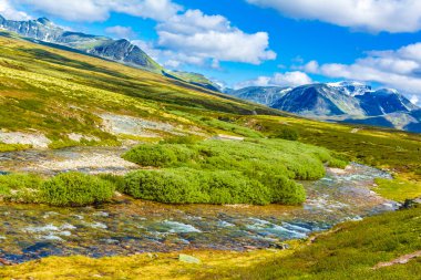 İskandinavya 'daki Rondane Ulusal Parkı Ringbu Innlandet Norveç' te el değmemiş doğa nehirleri, kayalar ve göller ile güzel bir dağ manzarası..