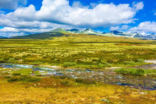 İskandinavya 'daki Rondane Ulusal Parkı Ringbu Innlandet Norveç' te el değmemiş doğa nehirleri, kayalar ve göller ile güzel bir dağ manzarası..