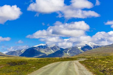 Dokunulmamış doğa nehirleri, kayalar, kayalar ve patika yolu İskandinavya 'daki Rondane Ulusal Parkı Ringbu Innlandet Norveç' te..
