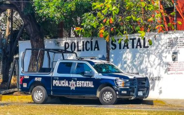 Puerto Escondido Oaxaca Meksika 2023 Meksika polis aracı Zicatela Puerto Escondido Oaxaca 'da kamyon ve polis operasyonu aldı..