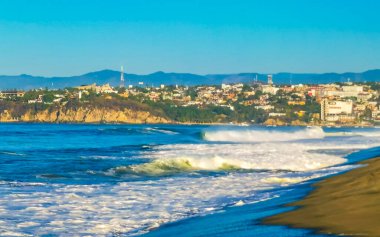 Zicatela Puerto Escondido Oaxaca 'da büyük sörfçü dalgaları..