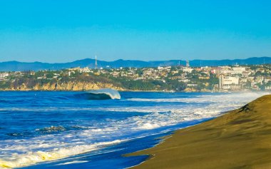 Zicatela Puerto Escondido Oaxaca 'da büyük sörfçü dalgaları..