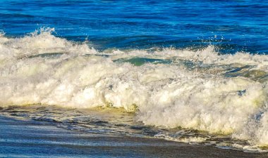 Zicatela Puerto Escondido Oaxaca 'da büyük sörfçü dalgaları..