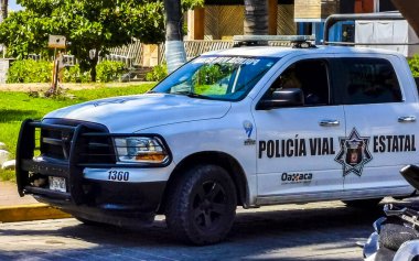 Puerto Escondido Oaxaca Meksika 2023 Meksika polis aracı Zicatela Puerto Escondido Oaxaca 'da kamyon ve polis operasyonu aldı..