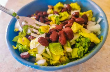 Playa del Carmen Quintana Roo Mexico 'da ev yapımı fasulye ve soğan salatası..
