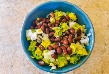 Playa del Carmen Quintana Roo Mexico 'da ev yapımı fasulye ve soğan salatası..