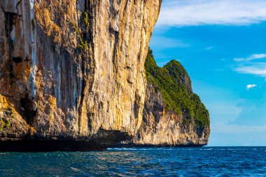 Güneydoğu Asya 'daki Ao Nang Amphoe Mueang Krabi Tayland' daki Koh Phi Phi Leh Adası 'ndaki güzel tropik kireçtaşı adaları..
