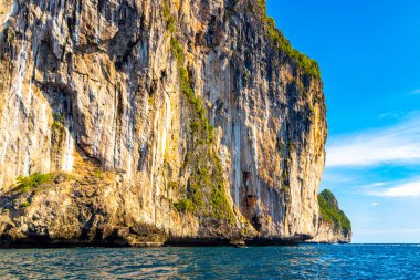 Güneydoğu Asya 'daki Ao Nang Amphoe Mueang Krabi Tayland' daki Koh Phi Phi Leh Adası 'ndaki güzel tropik kireçtaşı adaları..