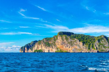 Güneydoğu Asya 'daki Ao Nang Amphoe Mueang Krabi Tayland' daki Koh Phi Phi Leh Adası 'ndaki güzel tropik kireçtaşı adaları..