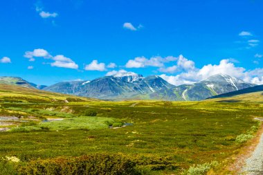 İskandinavya 'daki Rondane Ulusal Parkı Ringbu Innlandet Norveç' te el değmemiş doğa tepeleri ve kaya taşlarıyla güzel bir dağ manzarası..