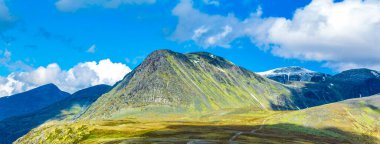 İskandinavya 'daki Rondane Ulusal Parkı Ringbu Innlandet Norveç' te el değmemiş doğa tepeleri ve kaya taşlarıyla güzel bir dağ manzarası..