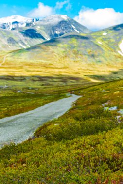 İskandinavya 'daki Rondane Ulusal Parkı Ringbu Innlandet Norveç' te el değmemiş doğa nehirleri, kayalar ve göller ile güzel bir dağ manzarası..