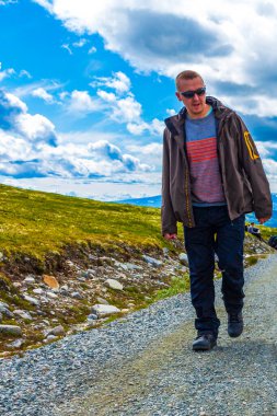 Yalnız genç yürüyüşçü, İskandinavya 'daki Rondane Ulusal Parkı Ringbu Innlandet Norveç' in ormanları ve dağları arasındaki manzara manzarasında yürüyüş parkurunda yürüyor..