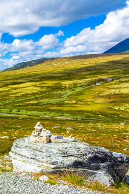 Güzel dağ ve manzara manzarası, dokunulmamış doğa yürüyüşü patikası ve İskandinavya 'daki Rondane Ulusal Parkı Ringbu Innlandet Norveç' te taş yığınları..