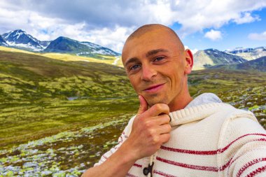 Genç yürüyüşçü ve güzel yaz manzarası dağları, nehir kayaları ve İskandinavya 'daki Ringbu Innlandet Norveç' teki Rondane Ulusal Parkı 'nın yürüyüş yolu..