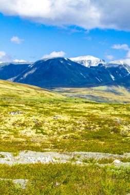 İskandinavya 'daki Rondane Ulusal Parkı Ringbu Innlandet Norveç' te el değmemiş doğa tepeleri ve kaya taşlarıyla güzel bir dağ manzarası..