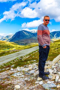 Genç yürüyüşçü ve güzel yaz manzarası dağları, nehir kayaları ve İskandinavya 'daki Ringbu Innlandet Norveç' teki Rondane Ulusal Parkı 'nın yürüyüş yolu..