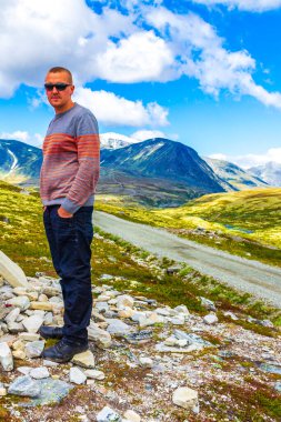 Genç yürüyüşçü ve güzel yaz manzarası dağları, nehir kayaları ve İskandinavya 'daki Ringbu Innlandet Norveç' teki Rondane Ulusal Parkı 'nın yürüyüş yolu..