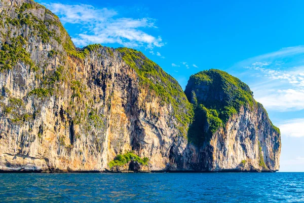 Güneydoğu Asya 'daki Ao Nang Amphoe Mueang Krabi Tayland' daki Koh Phi Phi Leh Adası 'ndaki güzel tropik kireçtaşı adaları..