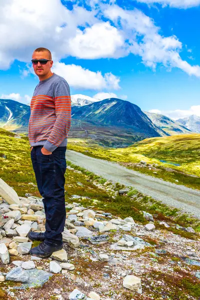 Genç yürüyüşçü ve güzel yaz manzarası dağları, nehir kayaları ve İskandinavya 'daki Ringbu Innlandet Norveç' teki Rondane Ulusal Parkı 'nın yürüyüş yolu..