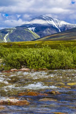 İskandinavya 'daki Rondane Ulusal Parkı Ringbu Innlandet Norveç' te el değmemiş doğa nehirleri, kayalar ve göller ile güzel bir dağ manzarası..