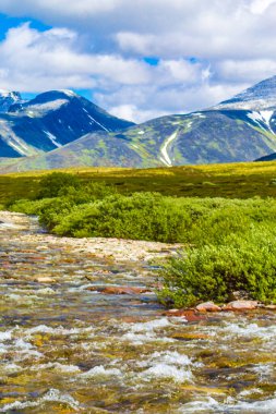 İskandinavya 'daki Rondane Ulusal Parkı Ringbu Innlandet Norveç' te el değmemiş doğa nehirleri, kayalar ve göller ile güzel bir dağ manzarası..