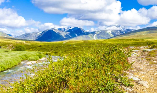 İskandinavya 'daki Rondane Ulusal Parkı Ringbu Innlandet Norveç' te el değmemiş doğa nehirleri, kayalar ve göller ile güzel bir dağ manzarası..