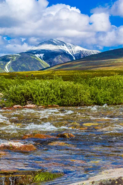 İskandinavya 'daki Rondane Ulusal Parkı Ringbu Innlandet Norveç' te el değmemiş doğa nehirleri, kayalar ve göller ile güzel bir dağ manzarası..
