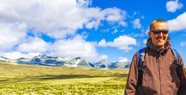Genç yürüyüşçü ve güzel yaz manzarası dağları, nehir kayaları ve İskandinavya 'daki Ringbu Innlandet Norveç' teki Rondane Ulusal Parkı 'nın yürüyüş yolu..