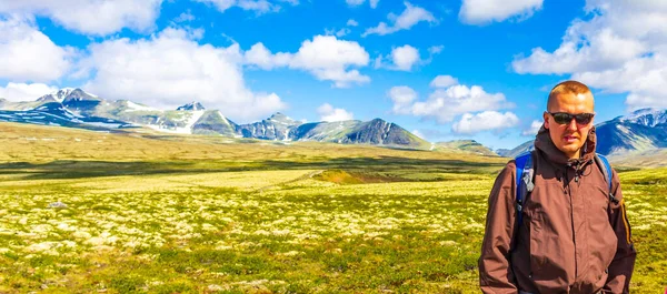 Genç yürüyüşçü ve güzel yaz manzarası dağları, nehir kayaları ve İskandinavya 'daki Ringbu Innlandet Norveç' teki Rondane Ulusal Parkı 'nın yürüyüş yolu..