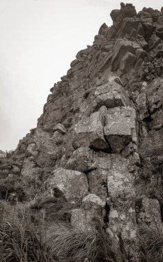 Güney Afrika 'daki Cape Town' daki Masa Dağı Ulusal Parkı 'nda büyük kayalıklar ve kayalar..