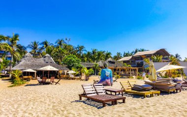 Puerto Escondido Oaxaca Meksika 27. Ocak 2023 Şemsiyeler Şemsiyeler insanları dinlendiriyor Meksikalılar Zicatela Puerto Escondido Oaxaca 'daki tropikal Meksika plajında tatil beldeleri ve dalgalar.