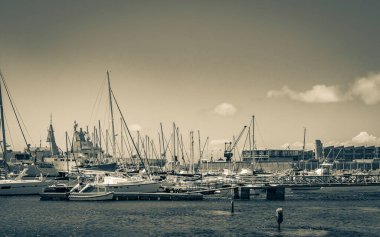 Simons Town Cape Town Batı Afrika Burnu 'nda yatları, Long Beach' i ve dağları olan sahte körfez manzarası..