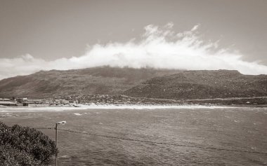 False Bay Sahili 'ndeki Fish Hoek Sahili Cape Town Batı Afrika Burnu' ndaki turkuaz suyla kaplı..